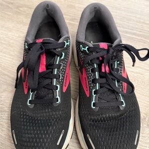 Brooks Women's Black and Pink Athletic Shoes
